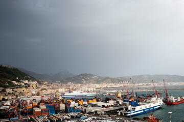 Fototapeta na wymiar Salerno Hafen Frachtschiffe
