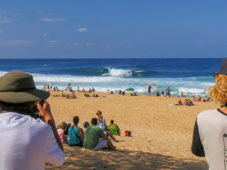 spectators and photographers at the famous pipeline - obrazy, fototapety, plakaty