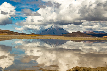 Il vulcano Misti sulla laguna di Salinas, Arequipa, Perù © Emiliano