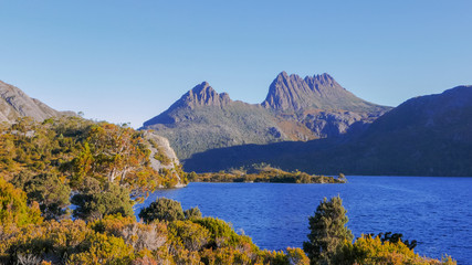 Naklejka premium sunset shot of cradle mountain with glacier rock and dove lake in tasmania
