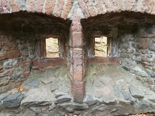 Schießscharten sehen wie ein behelmter Ritter aus