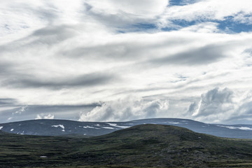 Fototapeta na wymiar Reinheimen Gegirge mit dramatischen Wolken