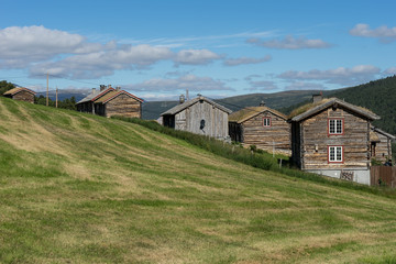 Obraz premium Bergbauernhof an den Wasserfällen des Åmotan