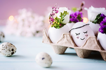 Süße Osterkarte - Kleines Osterei mit süßem Gesicht, liegt im Eierkarton und schläft