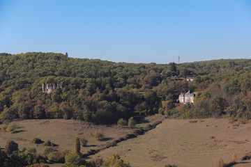 Fototapeta na wymiar Nouvelle-Aquitaine - Corrèze - Vue de Turenne sur le Château et le parc de La Peyrouse