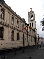 Obraz premium Perspectiva de la iglesia de usaquen en el norte de bogota, parque de usaquen ubicado en santa barbara, norte de bogota 