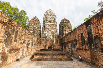 Wat Si Sawai (Sri Savaya) in Sukhothai A big Khmer style temple in Sukhothai. of big temples in Sukhothai Historical Park.  Sukhothai THAILAND .