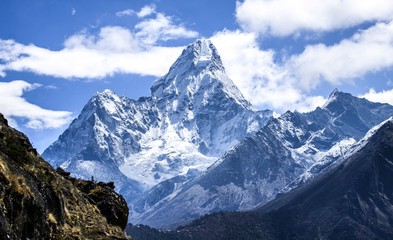 Uitzicht vanaf het Namche-bazaarpad naar het Everest-basiskamp voor Ama Dablam, de meest spectaculaire piek in de Everest-regio