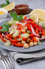 Raw vegetable salad with chickpeas