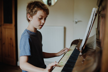 Young boy playing the piano © Rawpixel.com