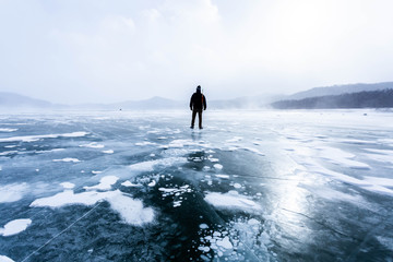 凍った湖に立つ男性