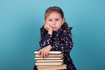 little gir reading a books