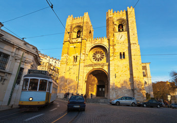 Naklejka na ściany i meble The Lisbon Cathedral or Se de Lisboa (1147) is a beautiful oldest church, a monument of architecture and tourist landmark in sunset light