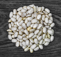 Weiße Bohnen auf einem Holztisch