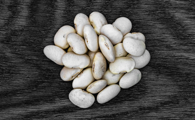 Weiße Bohnen auf einem Holztisch