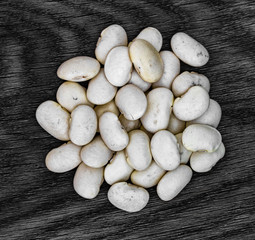 Weiße Bohnen auf einem Holztisch