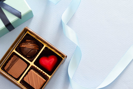 チョコレートと青い箱とリボンのバレンタインのプレゼントのイメージ