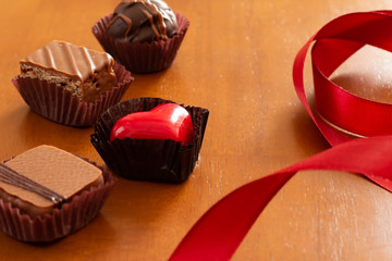 Fototapeta na wymiar チョコレートと赤いリボンのバレンタインのイメージ