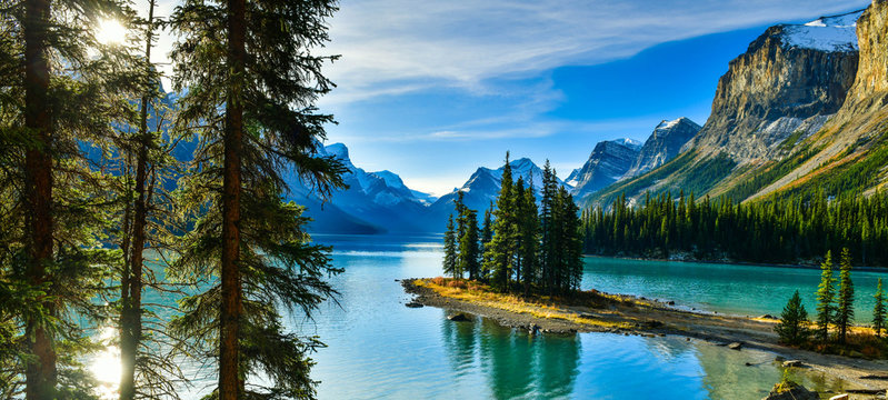 Beautiful Spirit Island in Maligne Lake, Jasper National Park, Alberta, Canada © I Viewfinder