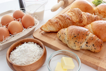 パン作りの材料とキッチン用品