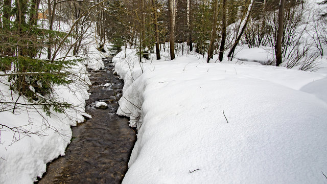 Fluss im Winter