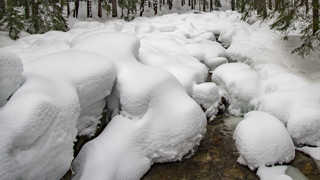 Fluss mit Schnee bedeckt im Winterlandschaft  in Tchechen, Harrachov