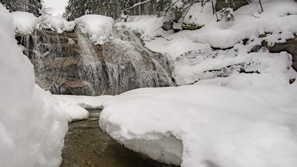 Wasserfall im Wald an der Mummel in Tchechen Harrachov