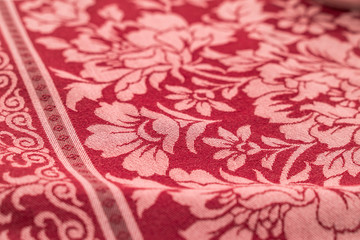 blumen auf stoff in rot