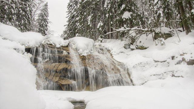 Winter am Fluss Mummel wasserfall in dem Karpaten 