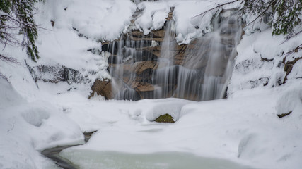 Ein Wasserfall im Winter in den Karpaten Tchechen an der Mummelwasserfall 