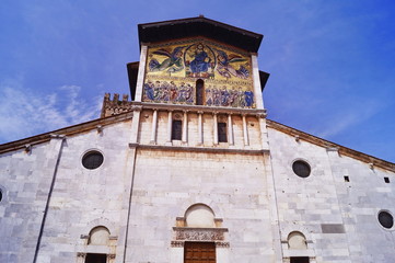 Fototapeta na wymiar Facade of Basilica San Frediano, Lucca, Tuscany, Italy