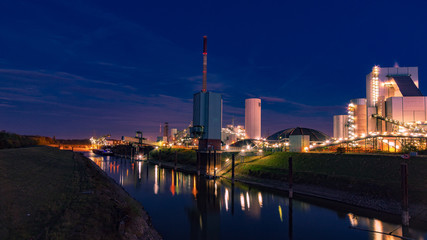 Fototapeta na wymiar Kraftwerk am Fluss in der Nacht ​​ am Sommerabend in Duisburg, Ruhrgebiet Deutschland