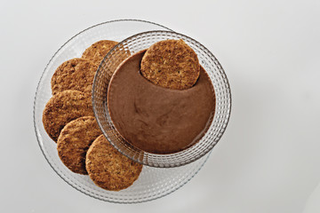 biscotti ai cereali con crema pasticcera al cacao dall'alto con biscotto inzuppato