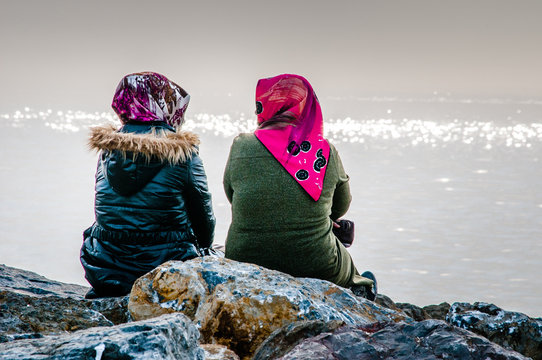 Zwei Frauen mit Kopftuch von hinten