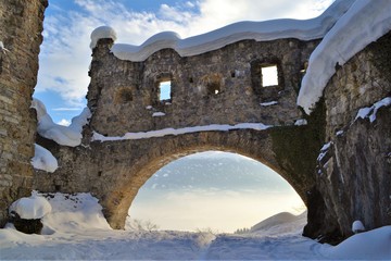 Fototapeta premium Burgruine im Winter
