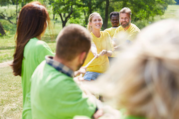 Tauziehen als Übung zur Teamentwicklung