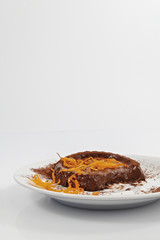 budino al cacao e arancia mangiato dal basso verticale