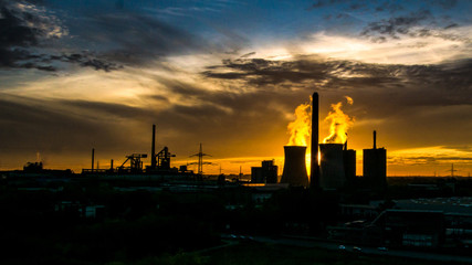 Fototapeta na wymiar Sonnenenergie und Kraftwerk in Duisburg