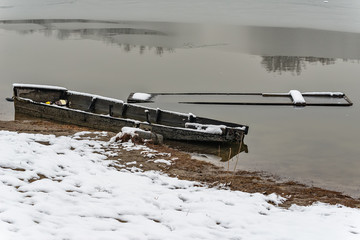 Naklejka premium Beautiful frozen river. A boats covered with snow or submerged.