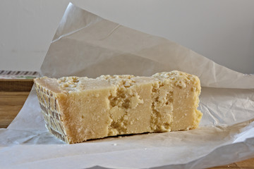 formaggio parmigiano su tagliere vista tre quarti