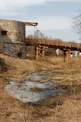 Runy średniowiecznego zamku, z fosą i mostem zwodzonym