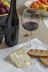 tipico formaggio italiano gorgonzola dolce e vino rosso