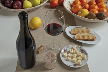 tipico formaggio italiano gorgonzola dolce e vino rosso