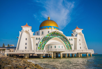 Fototapeta na wymiar Melaka, Malaysia - with its signs of the Portoguese, Dutch and English colonialism and architecture, is since 2008 a Unesco World Heritage site. Here in particular the Melaka Straits Mosque