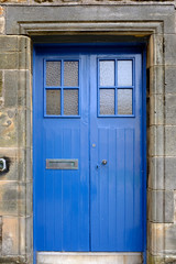 Puerta azul