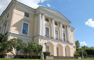 Fototapeta na wymiar The facade of the Pavlovsk Palace. Pavlovsky Park. The city of Pavlovsk. 