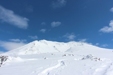 Fototapeta na wymiar 晴れた雪山１４　北海道（旭岳）