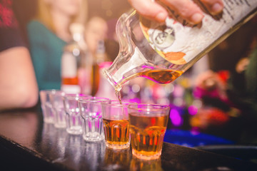     Vita notturna. Locale discoteca con persone che festeggiano con musica e cocktails