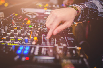 Console da DJ in discoteca e Festival della musica