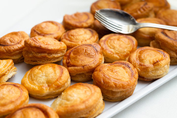 Vassoio di pizzette sfoglia, cibo tipico cagliaritano 